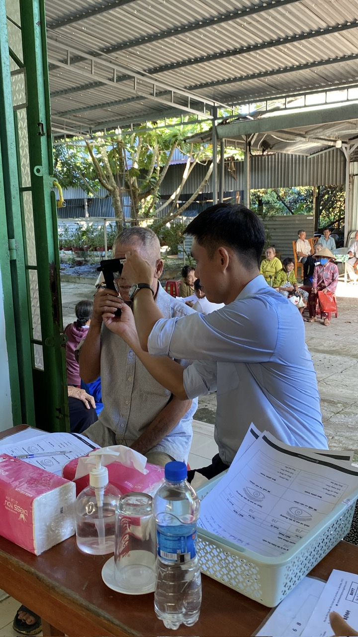 Tâm khám mắt cho cô chú