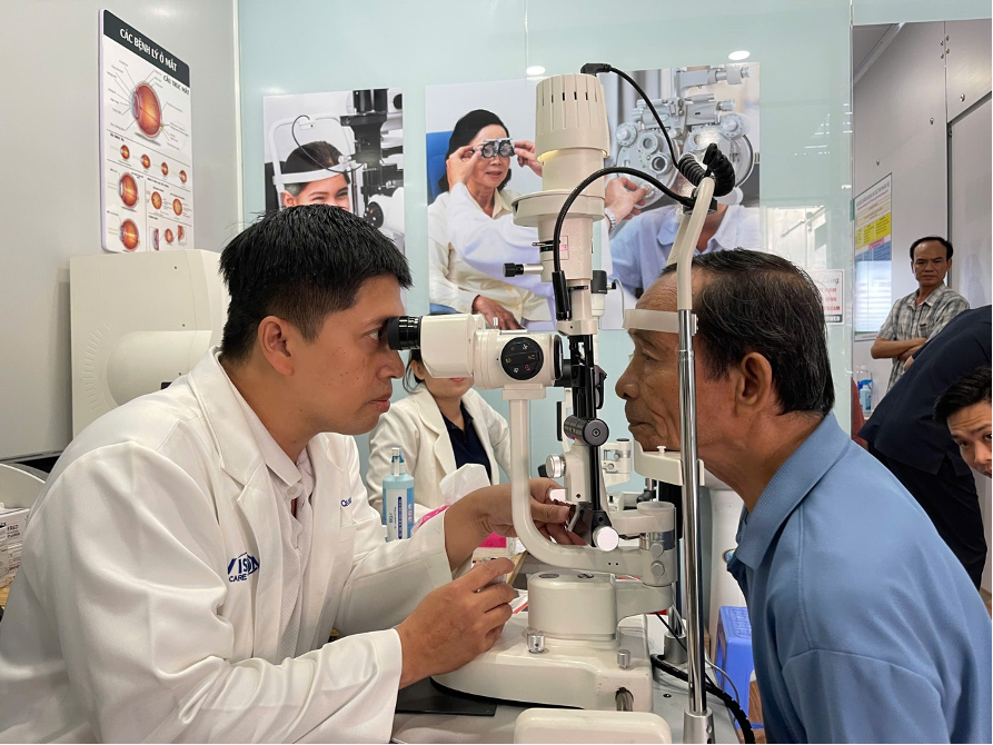 Bác sĩ khám mắt cho bệnh nhân