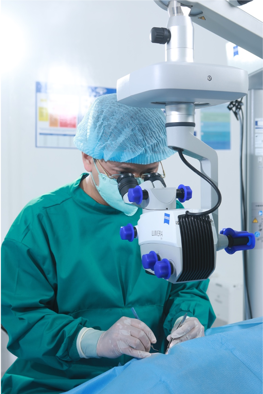 Bác sĩ phẫu thuật Phaco dưới kính hiển vi